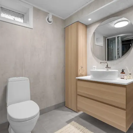 Central And Modern With Free Parking *