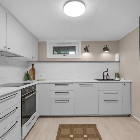 Central And Modern With Free Parking Тромсё