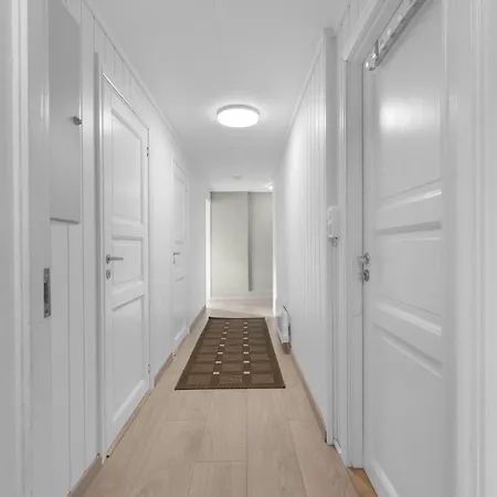 Central And Modern With Free Parking Апартаменты *